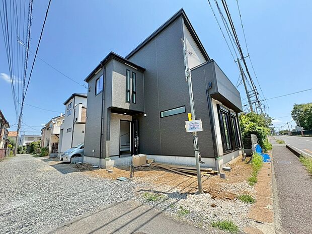 陽光あふれる南西角地に佇む優雅な邸宅。(令和8年7月 撮影)