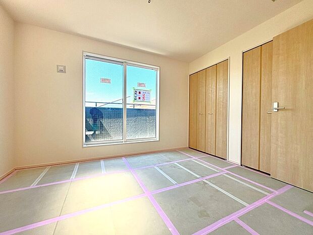 柔らかい自然光で朝目覚める暮らしが送れるでしょう。(令和8年9月撮影)