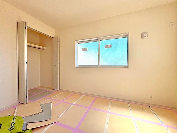 季節ごとに壁飾りや家具の配置を変えて楽しんでみませんか。(令和8年9月撮影)