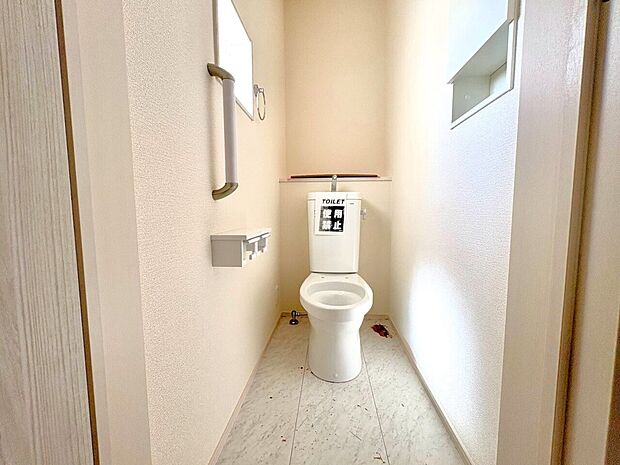 白を基調に飽きのこない空間は、質感豊かな仕上がりです。(令和8年9月撮影)