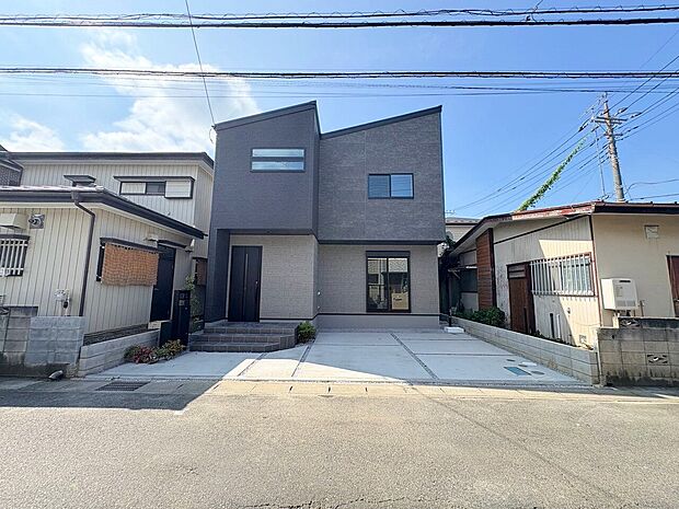 優雅な佇まいの邸宅。重厚感ある意匠に心魅せられます。