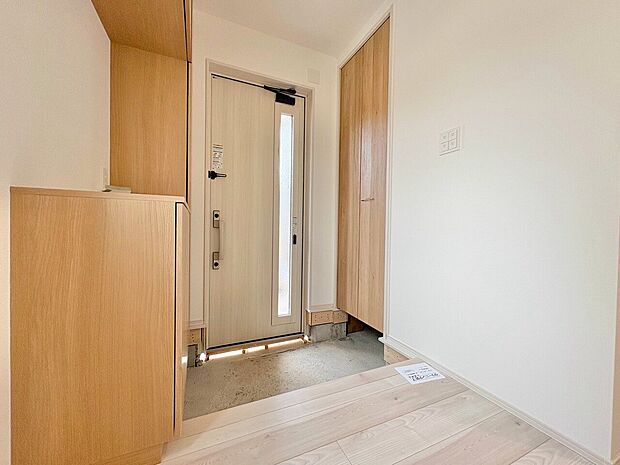 明るさと清潔感を兼ね備えた玄関が建物内へと導きます。