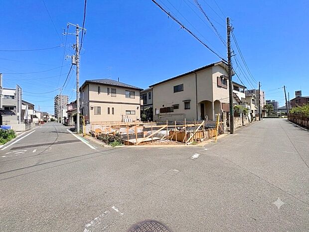 通風・採光に恵まれた角地は爽やかな開放感を演出します。(令和8年8月撮影)