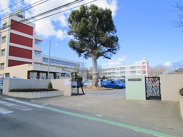 戸塚小学校まで約880m