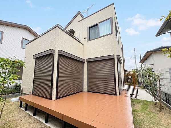 ウッドデッキにより室内と外が緩やかにつながり一体感が生まれます。