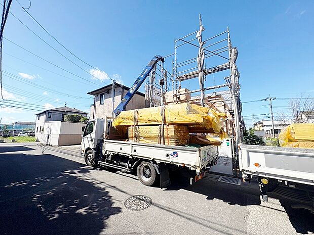 18帖以上のLDKは一体感のある対面式キッチンを採用。(令和8年9月撮影)
