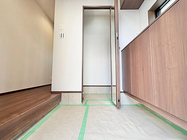 清潔感のある空間を保ち、収納スペースを広く設けました。