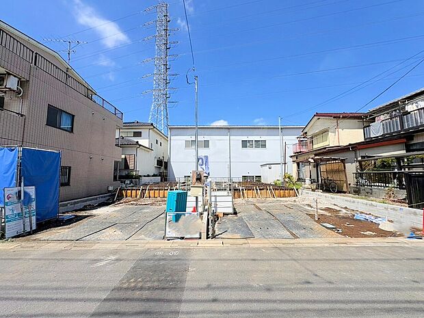 右が1号棟です。周辺は閑静な住宅街。前面道路6mで駐車も楽々です。(令和8年8月撮影)