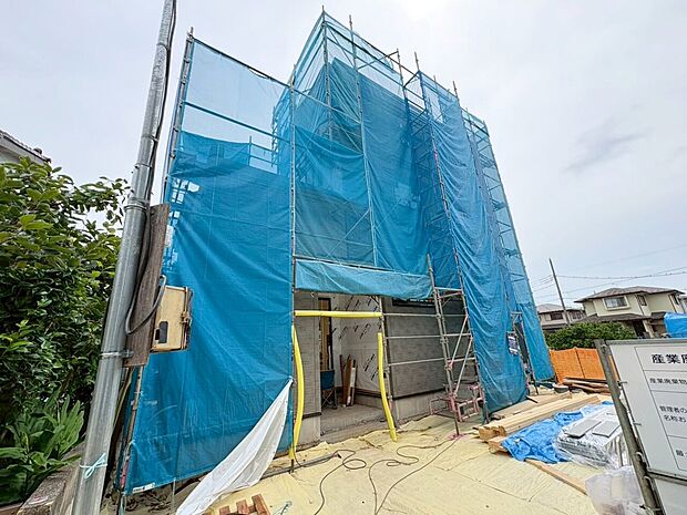 リビング上部の吹き抜けは、明るく広がりのある空間を創出。(令和8年8月撮影)