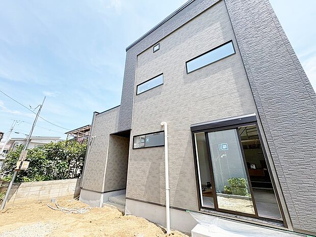 印象的な家の顔が訪れる人を惹きつける外観です。(令和8年8月撮影)