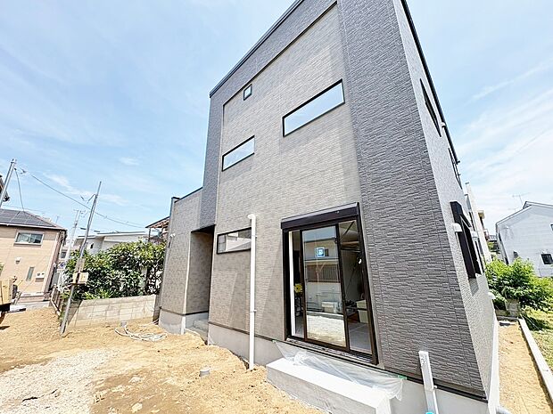 洗練されたデザインの外観が街並みに彩りを演出します。(令和8年8月撮影)