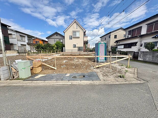 南西角地に面した陽当たりの良い邸宅です。(令和8年9月撮影)