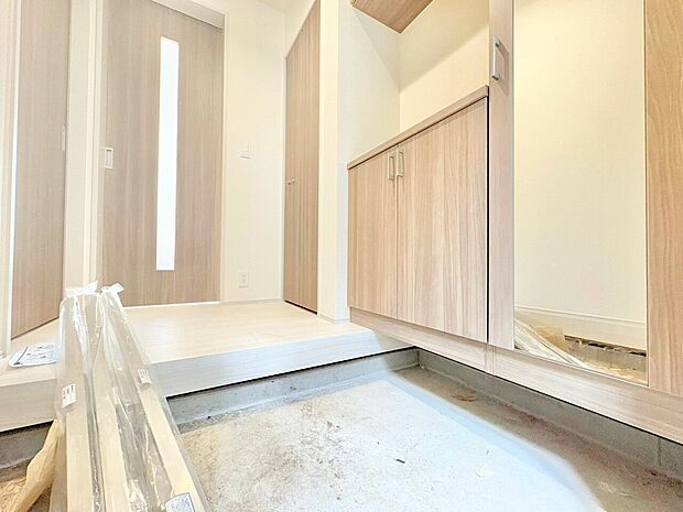 明るさと清潔感を兼ね備えた玄関が建物内へと導きます。