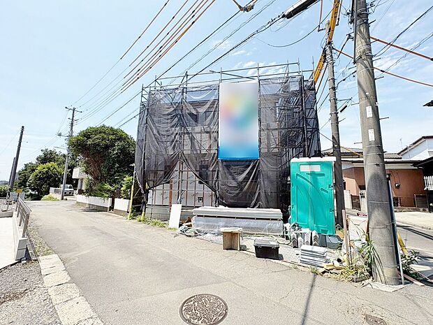 角地につき陽当り良好で開放感のあるお住まい。(令和8年7月撮影)