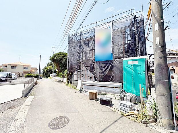 スーパー、コンビニ、ドラッグストアまで約450m以内で買い物に便利です。(令和8年7月撮影)