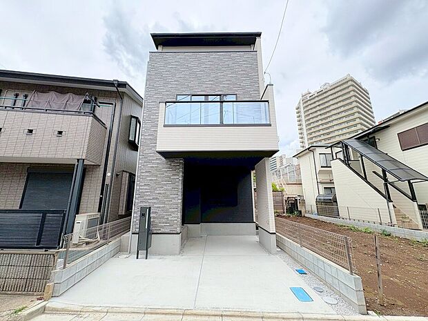 与野駅徒歩5分、4LDK+5帖のサービスルーム、各階にWIC付きのお住まい。