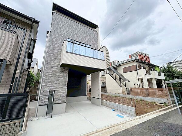 雨や風、雪などから愛車を守ってくれるビルトインガレージ。