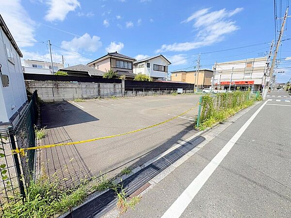 前面道路南東6ｍにつき開放感ある売地。(令和8年8月撮影)