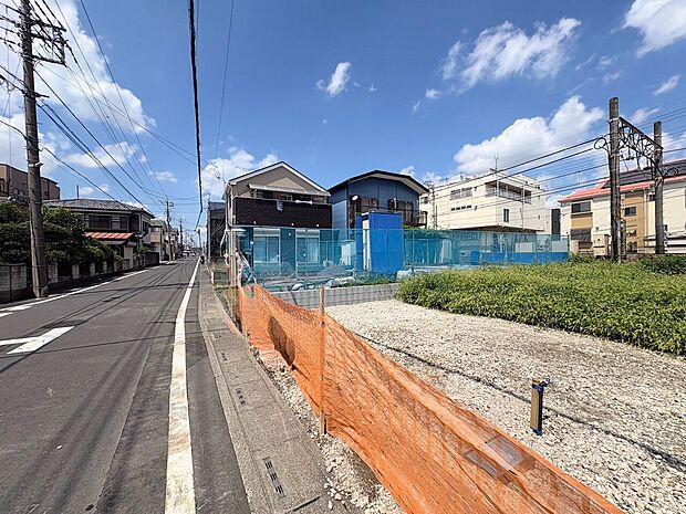 二部屋から行き来できるワイドバルコニーは、洗濯時にも効率の良い造り。(令和8年8月撮影)