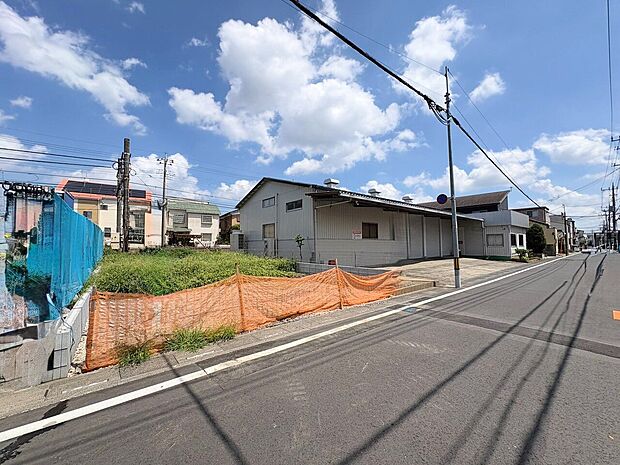 前面幅員6m公道に面しており、カースペースには並列2台駐車可能です。(令和8年8月撮影)
