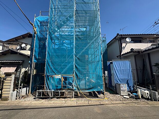 南側公道に面し日当たり良好な4LDKのお住まいです。(令和8年9月撮影)