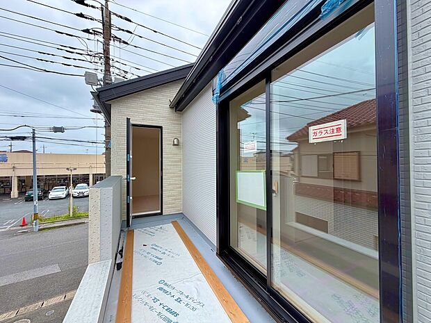 たくさんの日差しと風を受け洗濯物もすぐに乾きそう。(令和8年8月撮影)