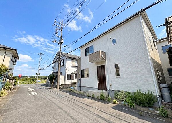 青空に映える白い壁が上品な佇まい。