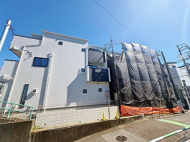 右が当物件。自然と家族のコミュニケーションが生まれるリビングイン階段を採用。(令和8年10月撮影)