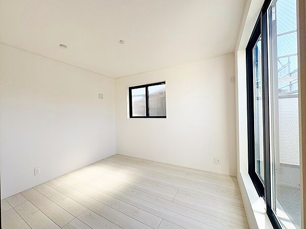 バルコニーからの明るい陽光がお部屋に差し込みます。