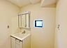洗面：ごちゃごちゃしがちな化粧品類をすっきり収納できます。