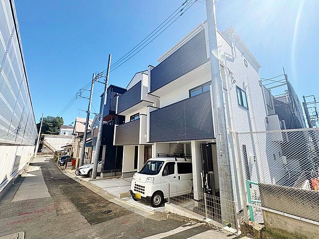大切な愛車を風雨から守るビルトインカースペースをご用意しました。(令和8年10月撮影)