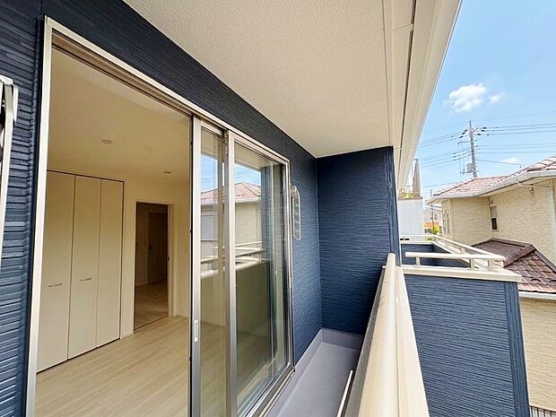 バルコニーからの明るい陽光がお部屋に差し込みます。