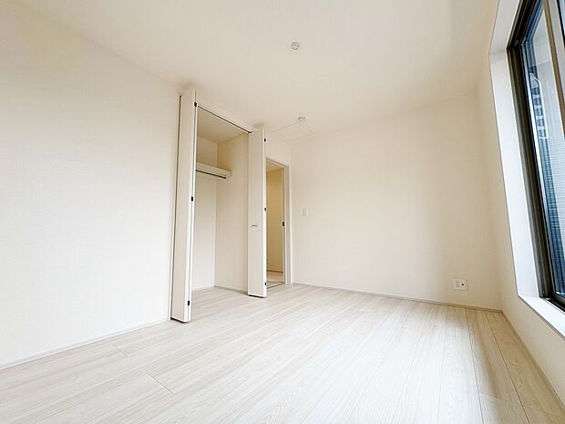 日照に恵まれたお部屋。豊かな陽光がこの場所を照らしだします。