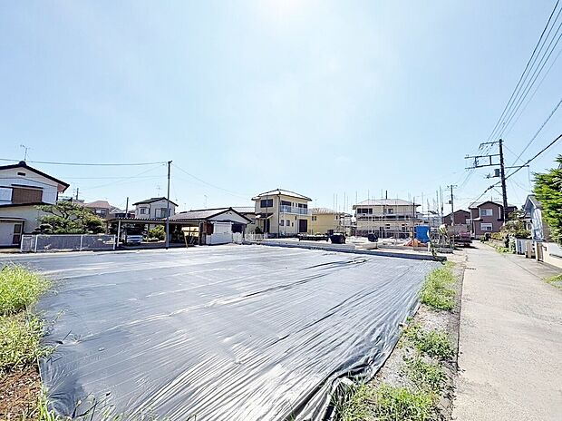 いつまでも輝き続けて、いつしか街の風景に溶け込んでいきます。(令和8年9月 撮影)