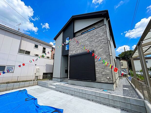 個性を主張しつつも、知性と品格を感じさせる佇まい。