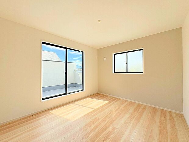 二面採光により陽光が差し込む温かみのあるお部屋。