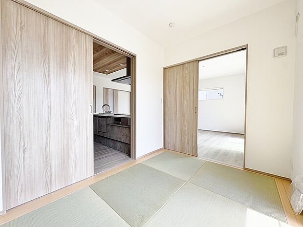 畳の間は有るだけで落ち着く空間です。