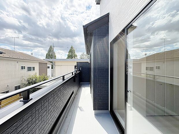バルコニーからの明るい陽光がお部屋に差し込みます。