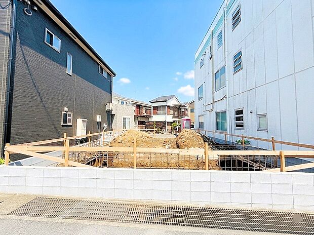 東西に開けた道路につき、日当り、通風良好なお住まい。(令和8年9月撮影)