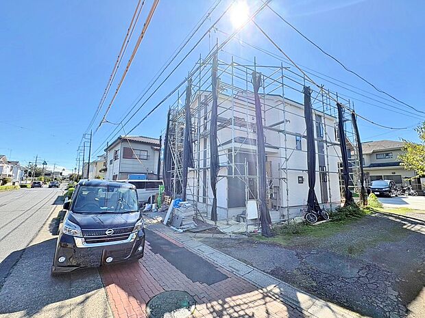 15帖のLDKは一体感のある対面式キッチンを採用。(令和8年10月撮影)