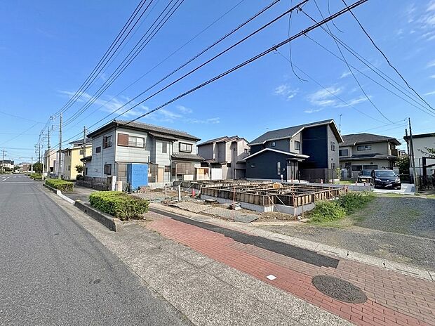 14m公道に面した角地です。カースペースには2台駐車可能です。(令和8年8月撮影)