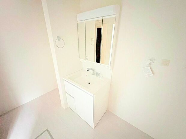 散らかりがちな小物をすっきりと収納できる洗面台。