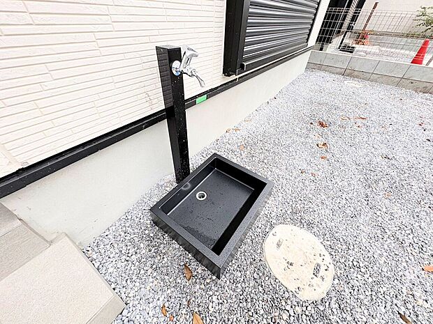 あると嬉しい外水栓は、ガーデニングや外掃除にも使い勝手が良いですね。