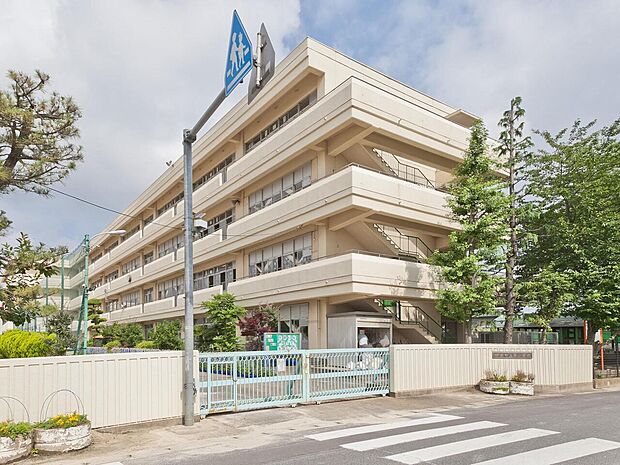 南小学校まで約1300m