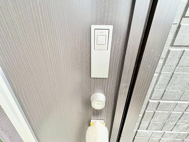 玄関はスマートコントロールキーを採用。