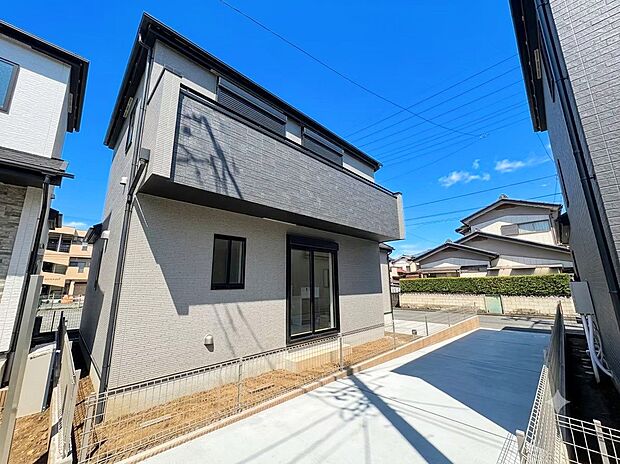 個性を主張しつつも、知性と品格を感じさせる佇まい。