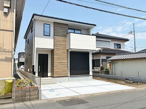 前面道路は広々8mで駐車時もスムーズ。並列で2台駐車可能。