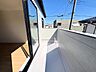 バルコニー：バルコニーから望む紺碧の空。