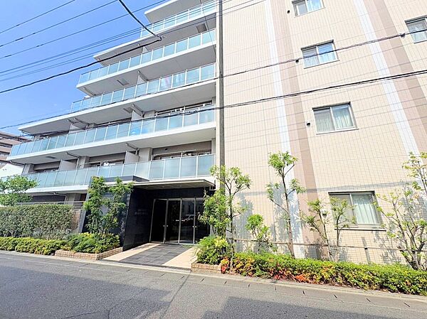 本邸は利便性と快適性を両立しております。