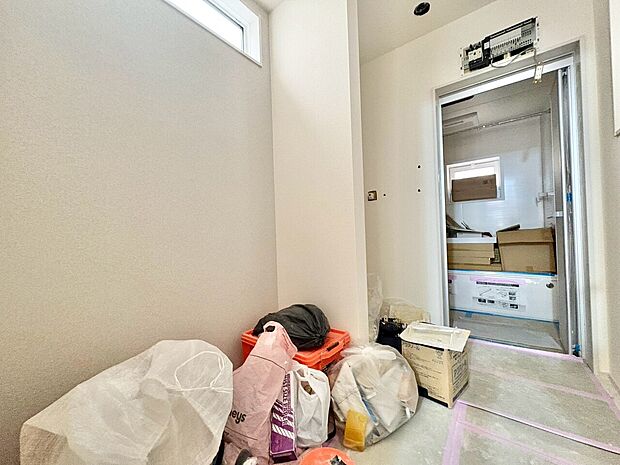 ゆとりある洗面スペースなら、朝の身支度と家事の時間が重なっても安心です。(令和8年8月撮影)